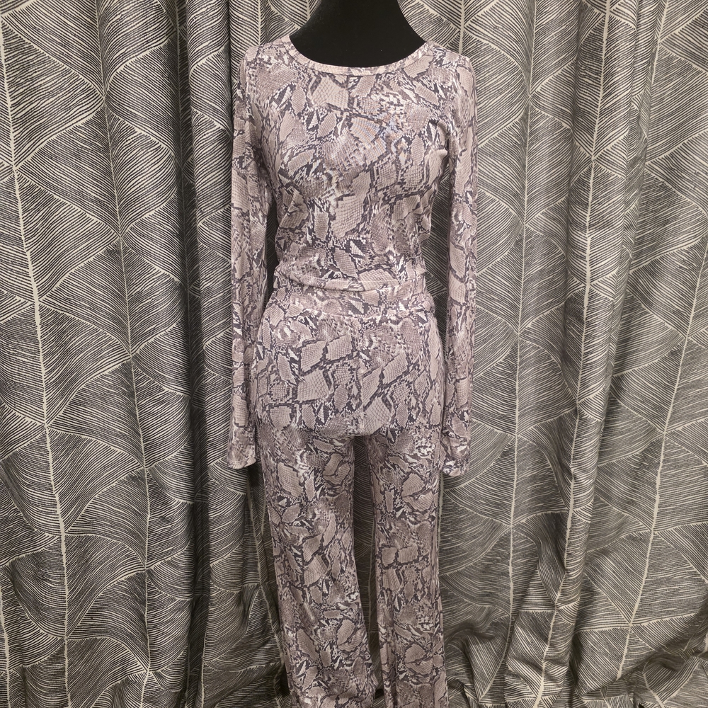 Good American Snakeskin Print Pajama Set - Gray